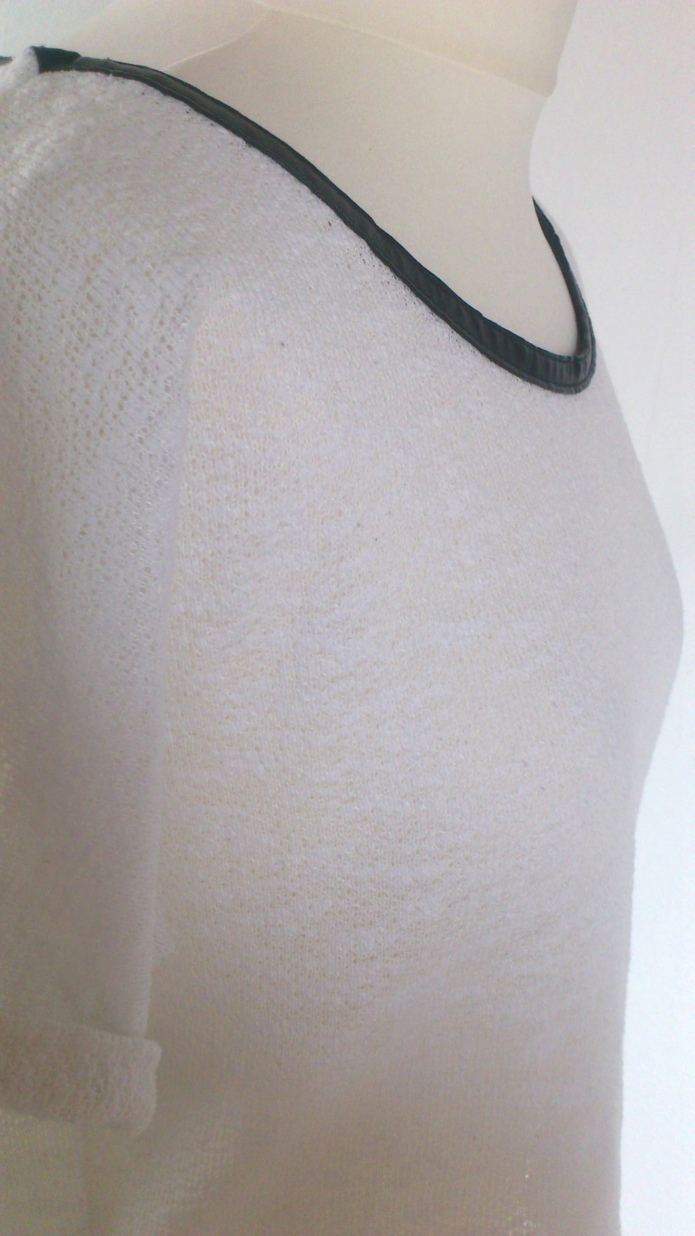 Weißes Oversize-T-Shirt mit Kunstleder / Fakerleder Kragen Größe XS S