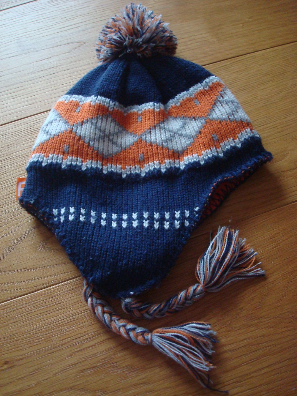 warme Mütze mit Ohrenklappen und Bommel