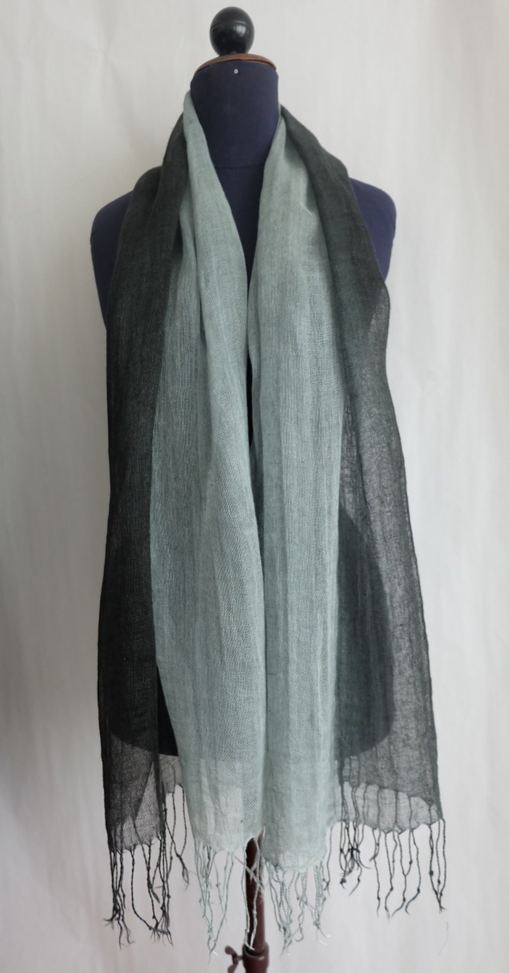 Leinen Schal, Tuch mit gedrehte Fransen & Farbverlauf in Grau Schwarz Blau 