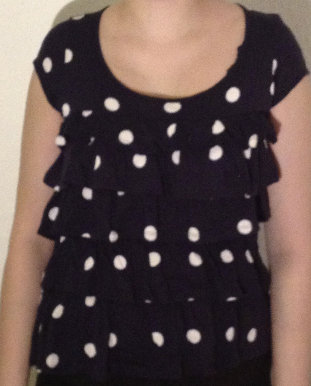 Schönes Oberteil mit Punkten und Rüschen
