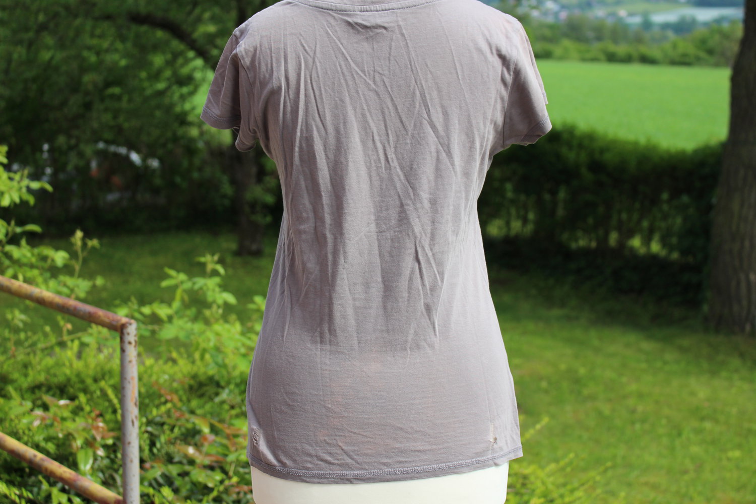 graues T-shirt mit Monster-Aufdruck