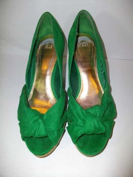 Grüne hohe Schuhe mit Keilabsatz