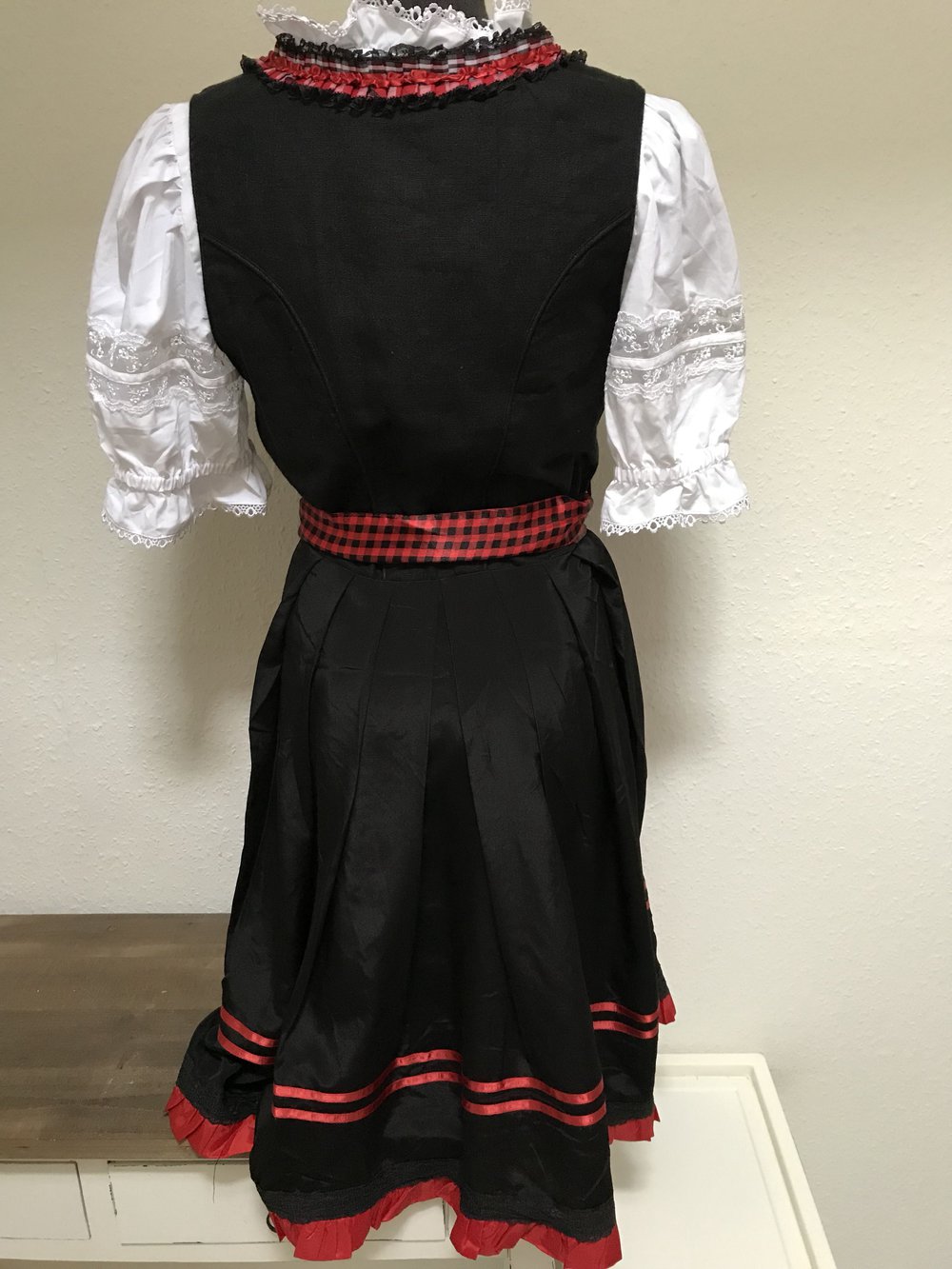 Wunderschönes Dirndl und schwarz -optional mit der Bluse-!