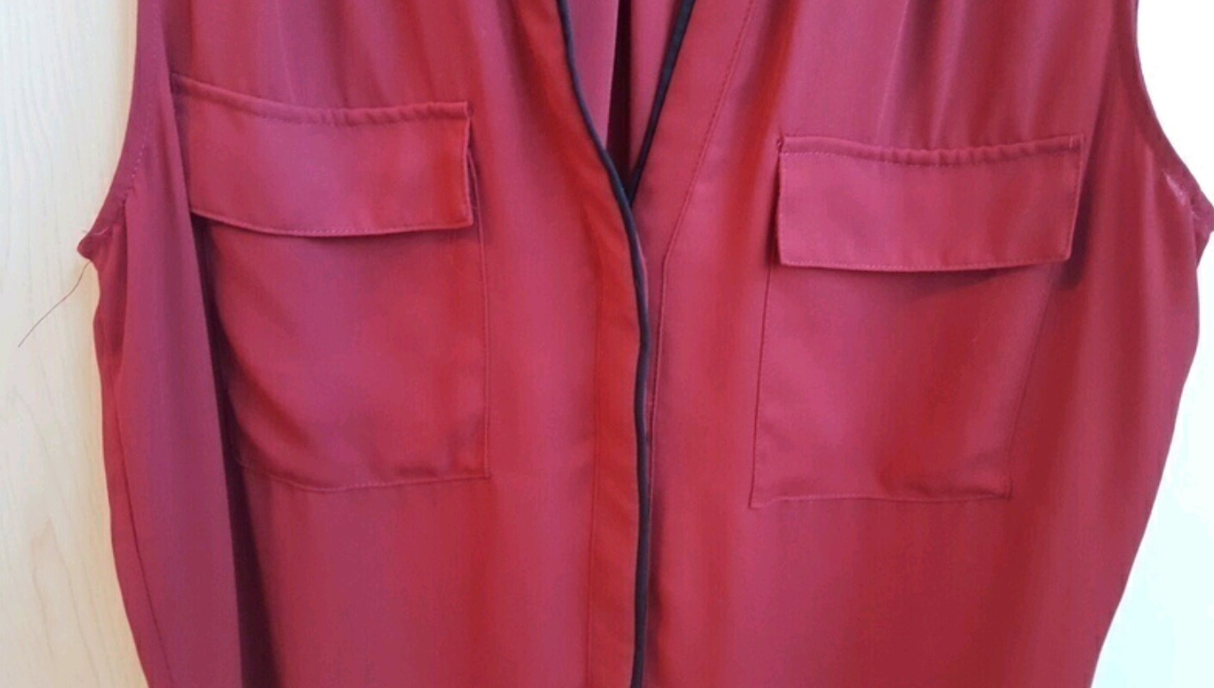 Weinrotes Top mit Taschen 