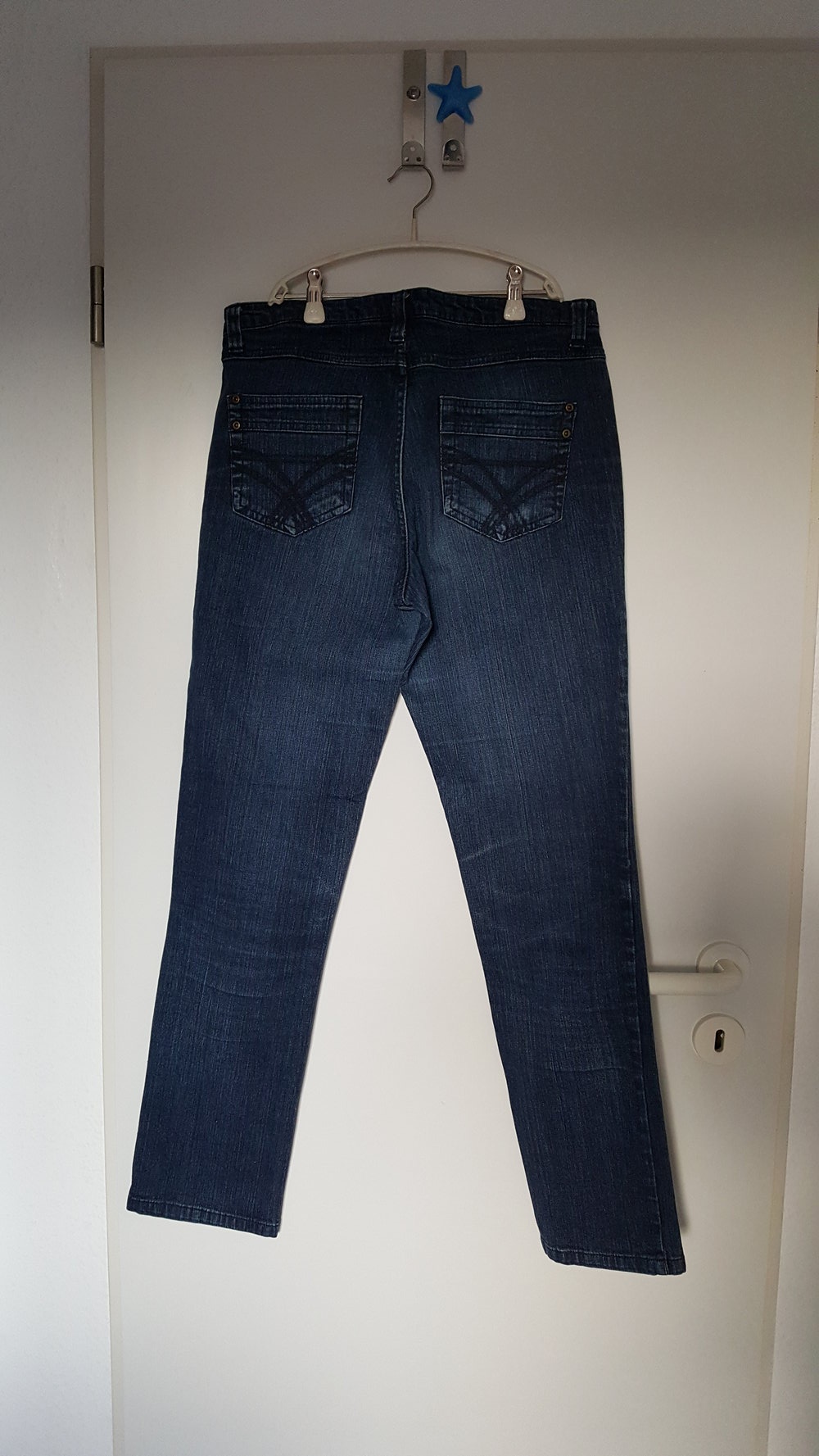 456. Neuwertige Röhren-Jeans, Gr. 38