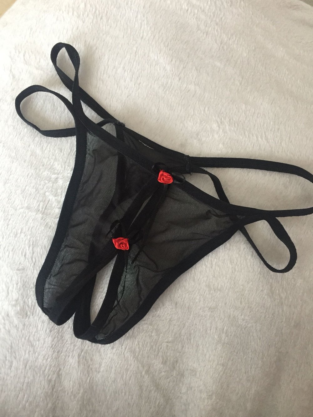 Verspielter String mit Rosen-Verzierung 