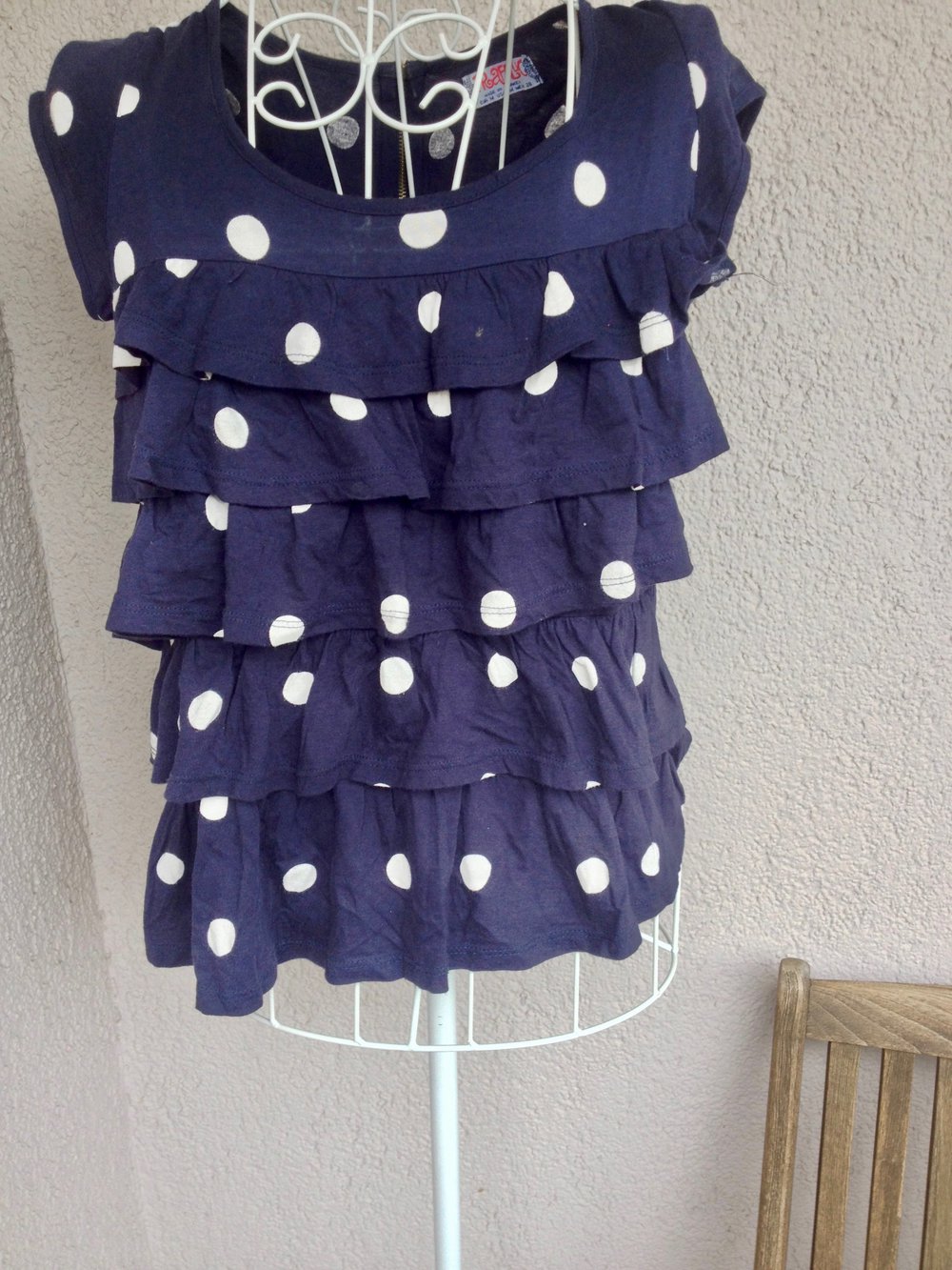 Schönes Oberteil mit Punkten und Rüschen