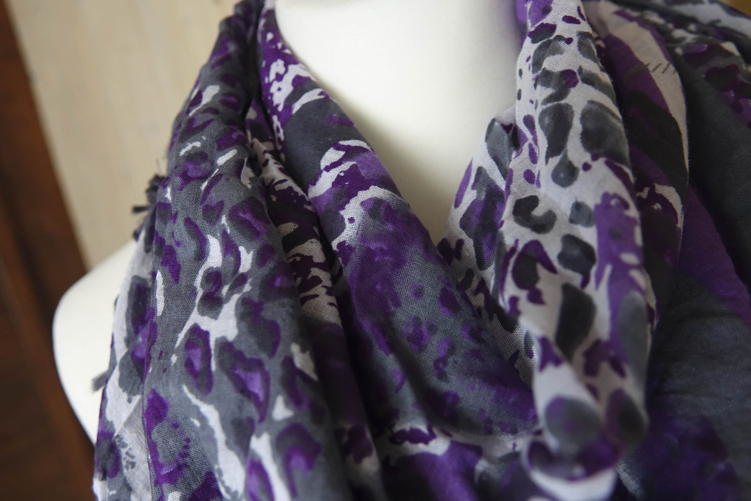 Schönes Lila/Graues Tuch