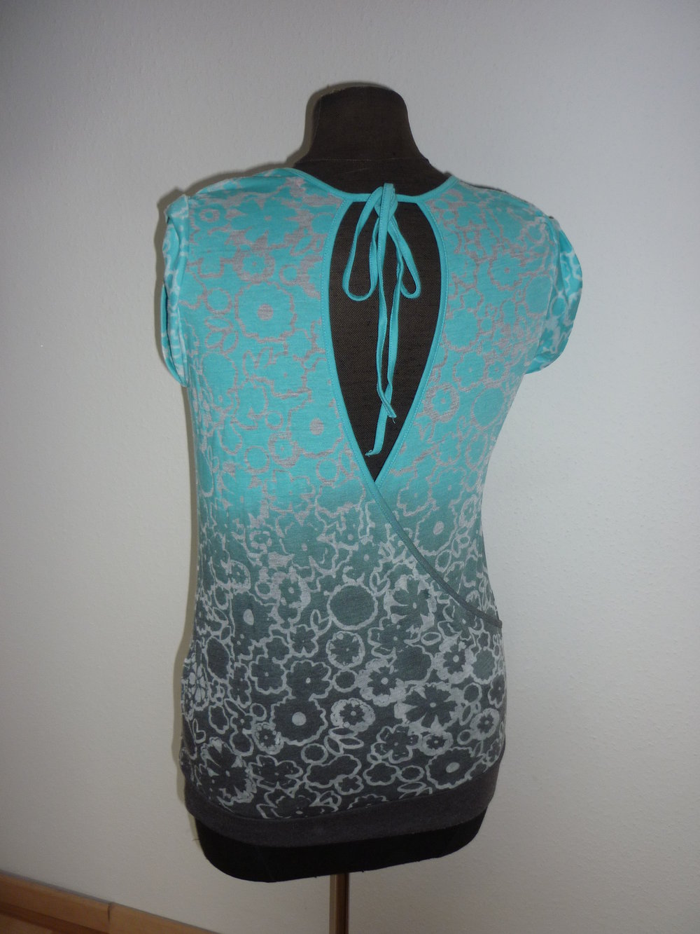 EDC by Esprit Shirt türkis grau Blumen Lochmuster Neckholder Größe XS 34