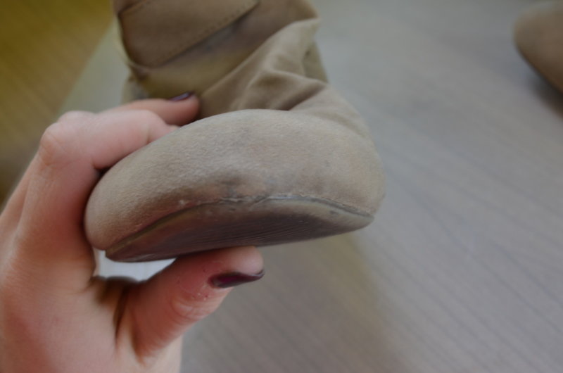 Beige Stiefeletten mit Absatz