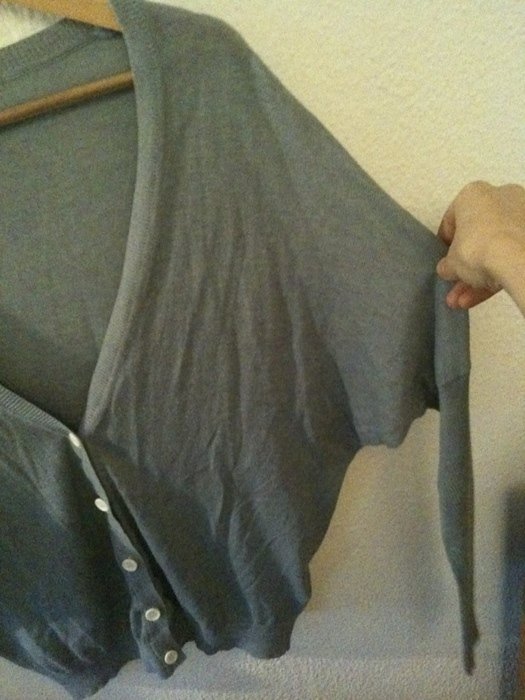 Taubenblauer Fledermausärmel Cardigan mit nude farbenen Knöpfen