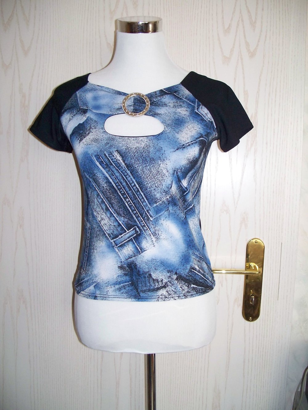 Retro-Shirt in blau-schwarz mit sexy Cut-Out vorne