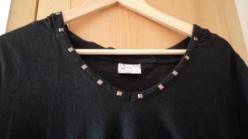 Schwarzes Shirt mit Nieten, Größe 44/46