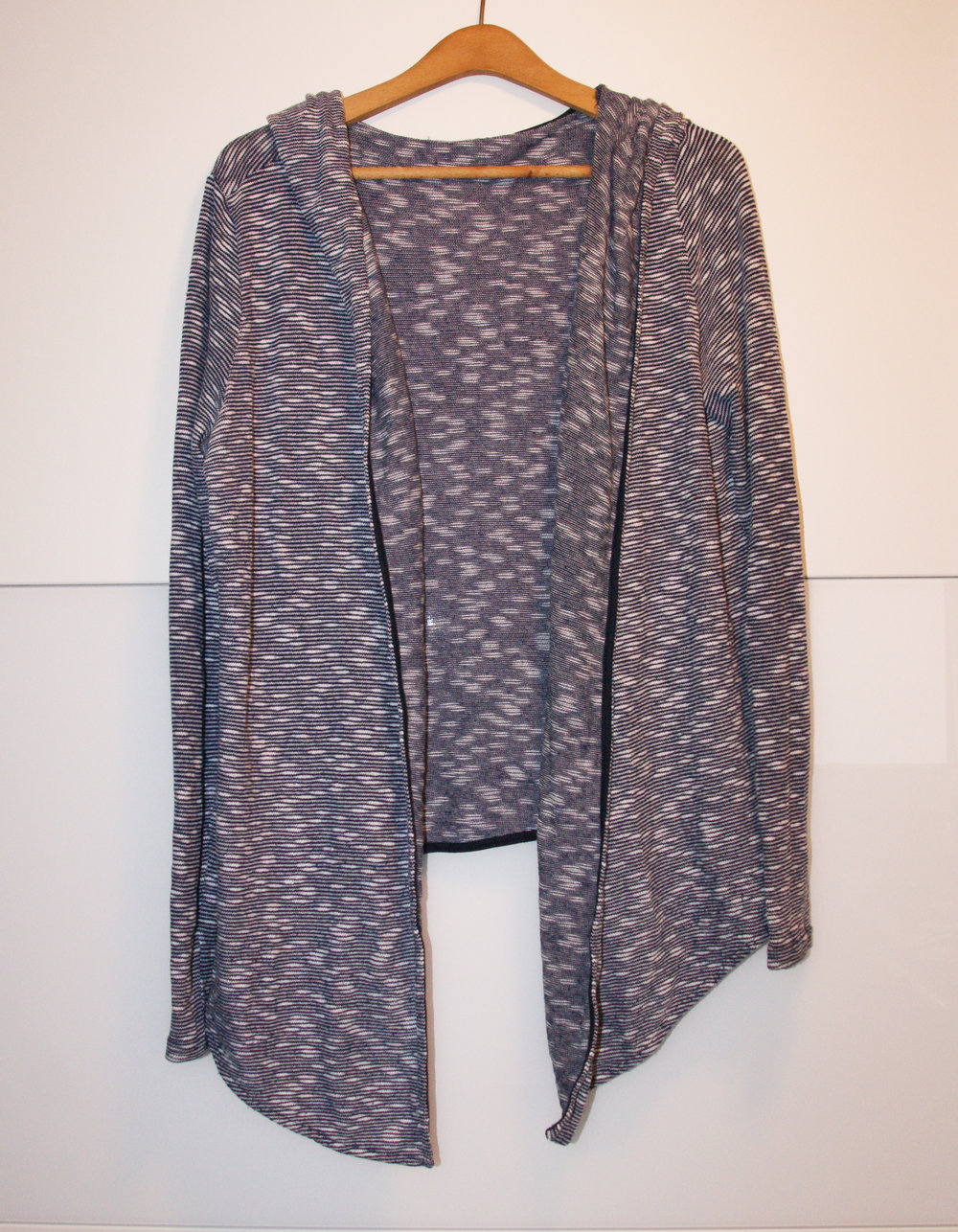 Blau-weiß gemusterter Cardigan mit Wasserfall und Kapuze