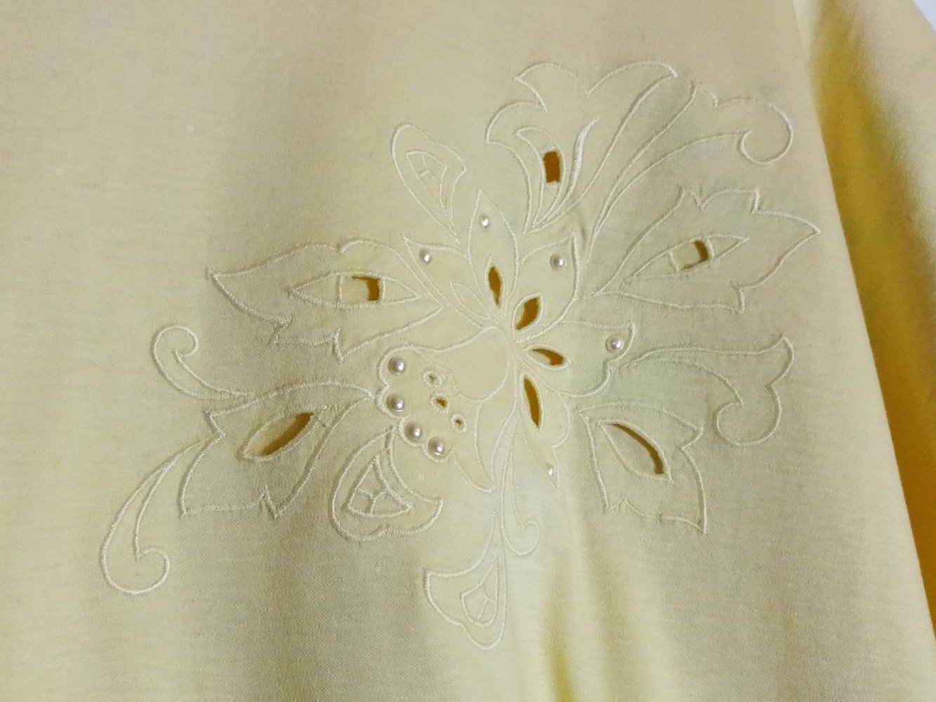 Pastellgelbes Oversized Shirt Lochmuster Cut-Outs Gr. 40 Gr. 42 Gr. M Gr. 40/42