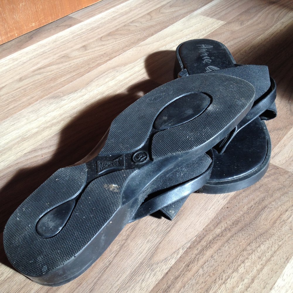 schwarze sandalen