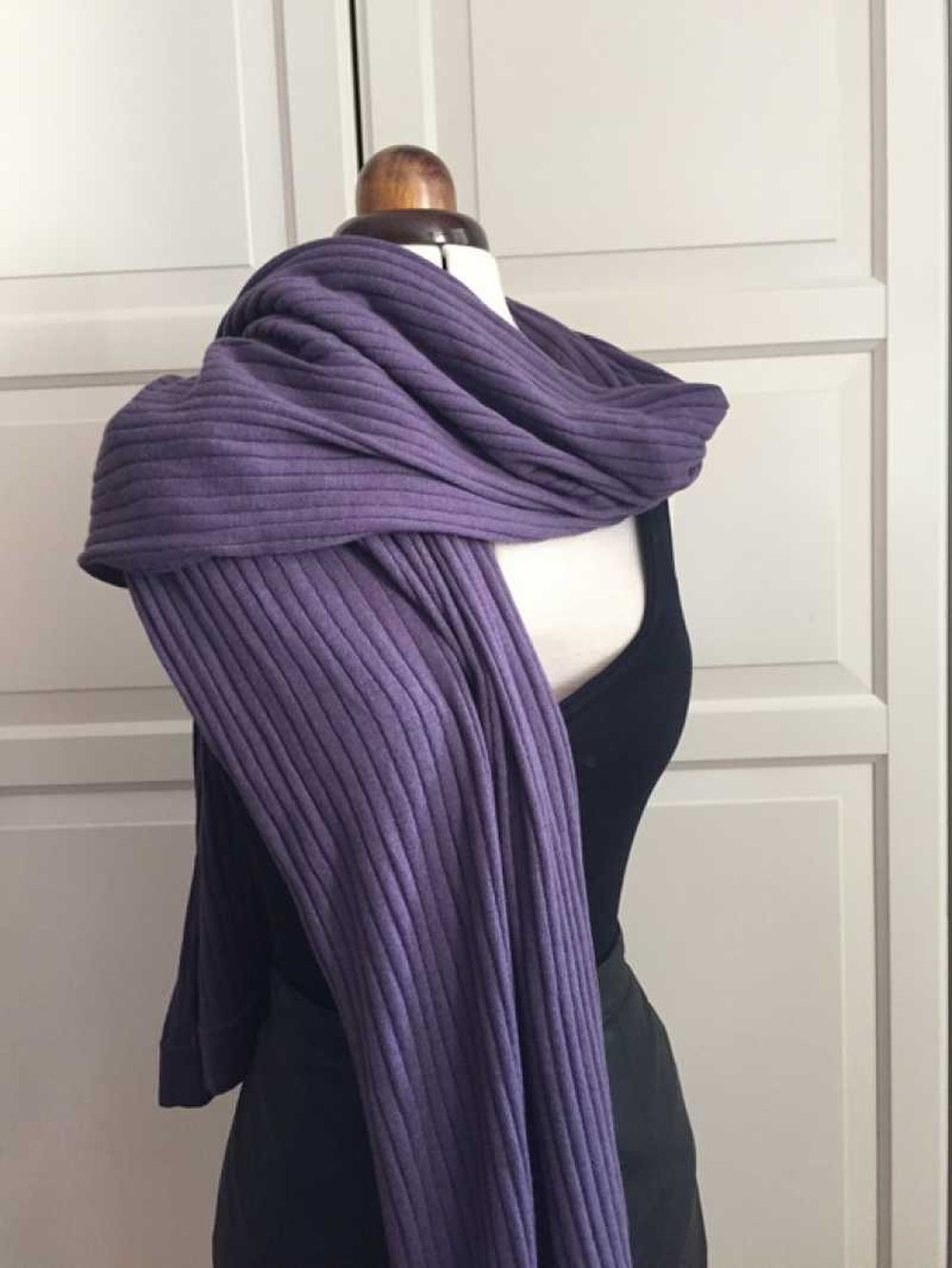 Toller leichter Schal aus Naturfasern, lila.