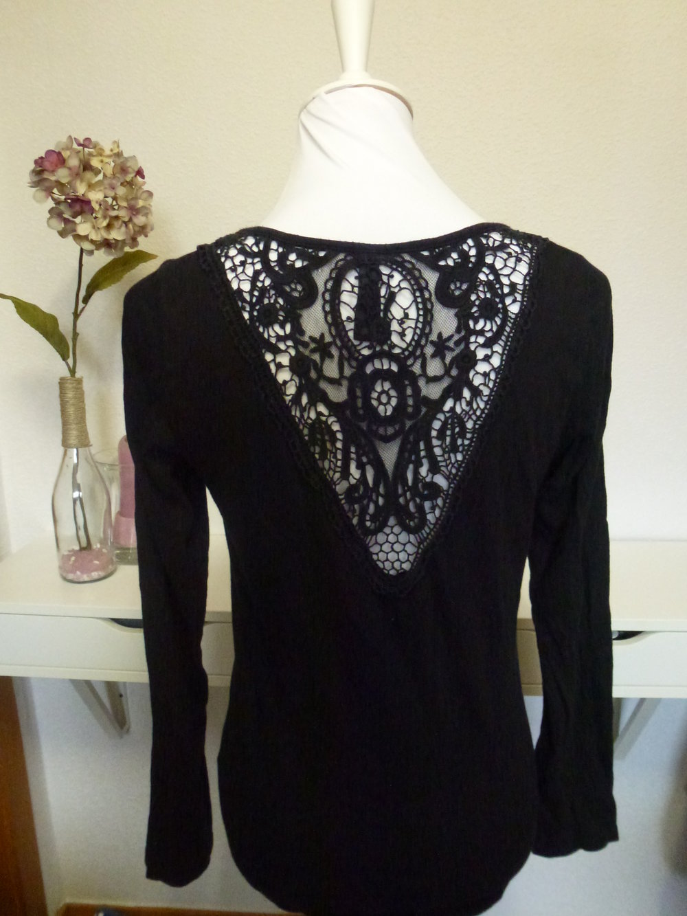 Schönes Oberteil mit Spitzeneinsatz am Rücken