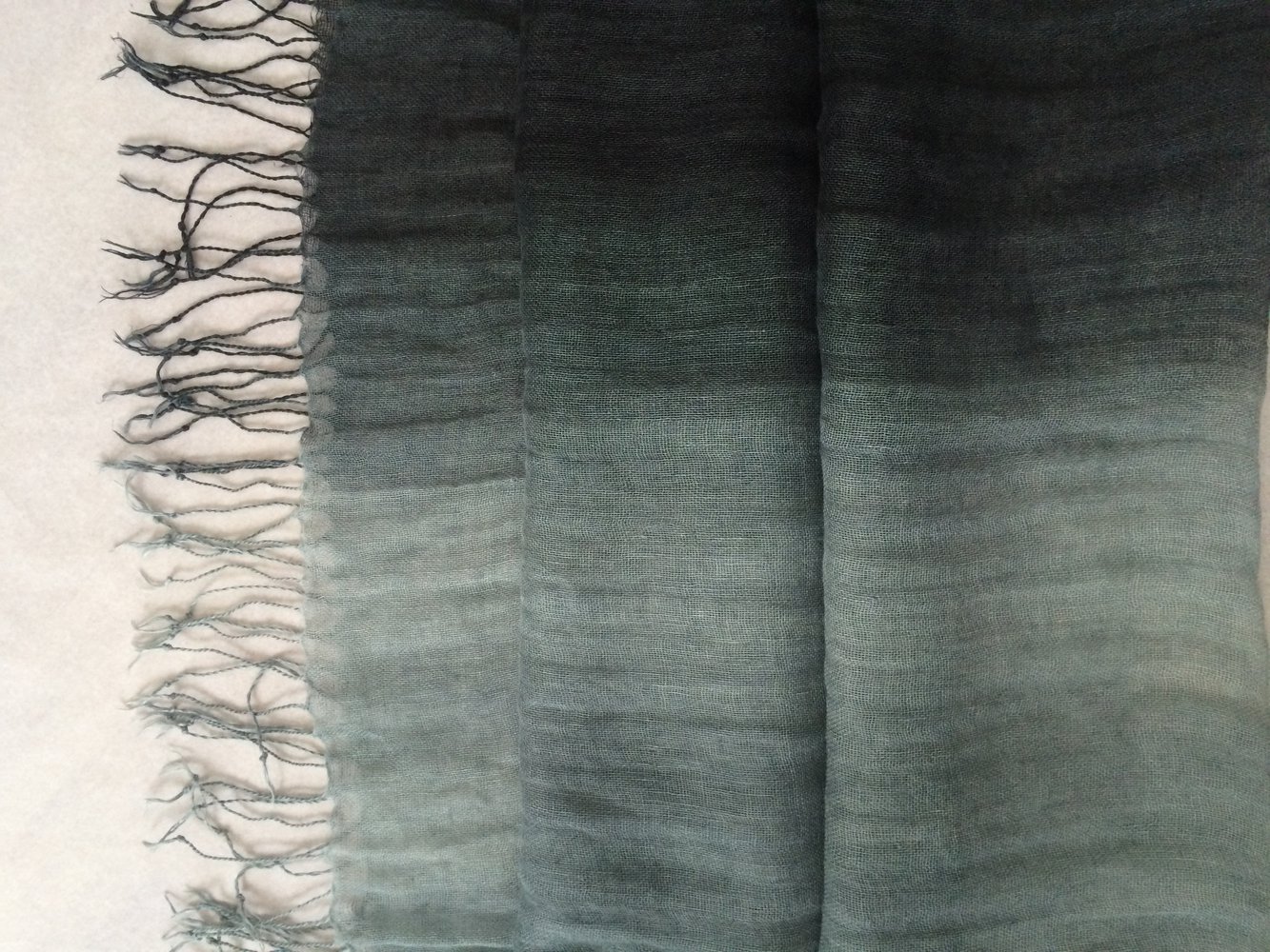 Leinen Schal, Tuch mit gedrehte Fransen & Farbverlauf in Grau Schwarz Blau 