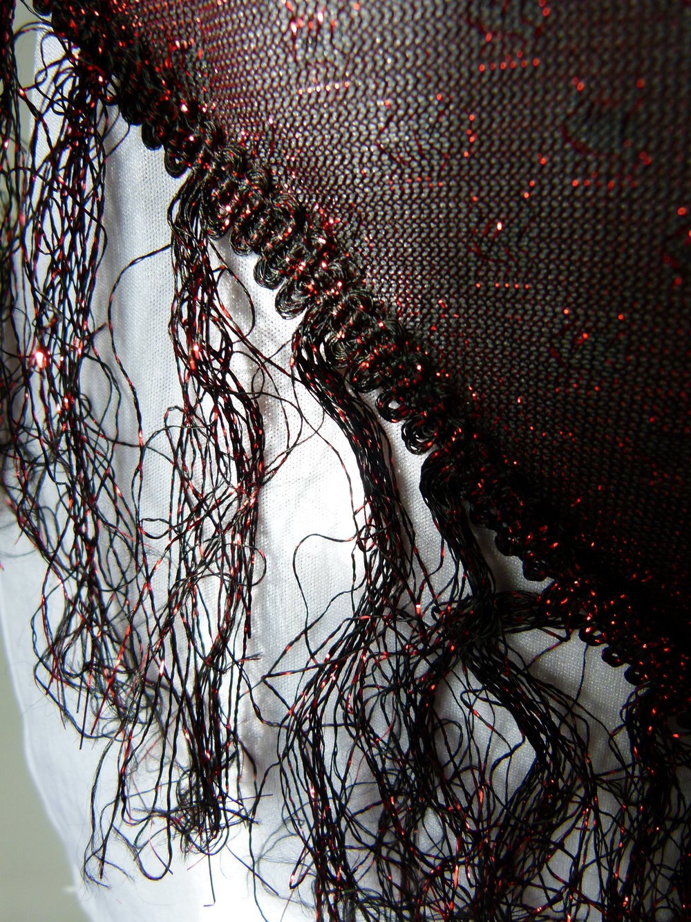 Dreieckstuch Hüfttuch aus Japan, schwarz rot glänzend mit samtigem Rosen-Motiv, Mori Boho Gothic Festival Retro Vintage Velvet