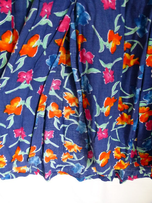 Sommerkleid Kleid, dunkelblau mit buntem Blumenmuster, Boho Retro Vintage Hippie Mori Festival Landleben Floral Cottagecore