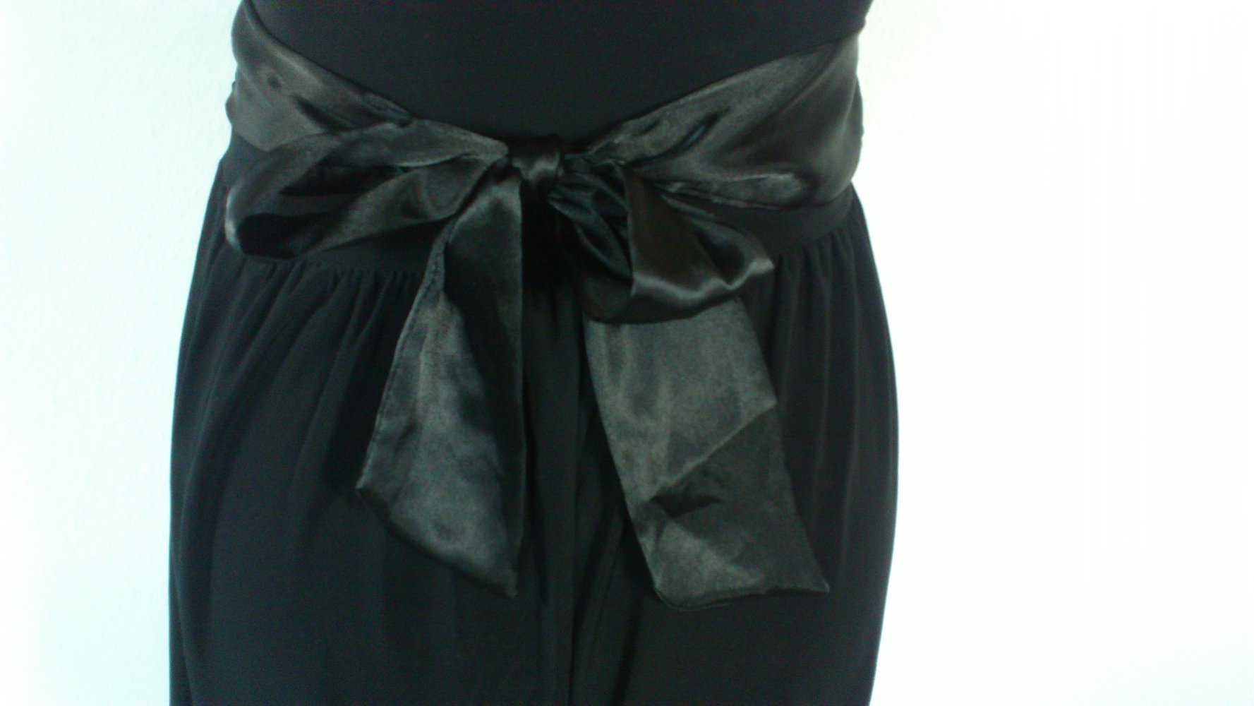 Schwarzes festliches Kleid Größe XS S M 34 36 38 knielang Skinwear Schleife