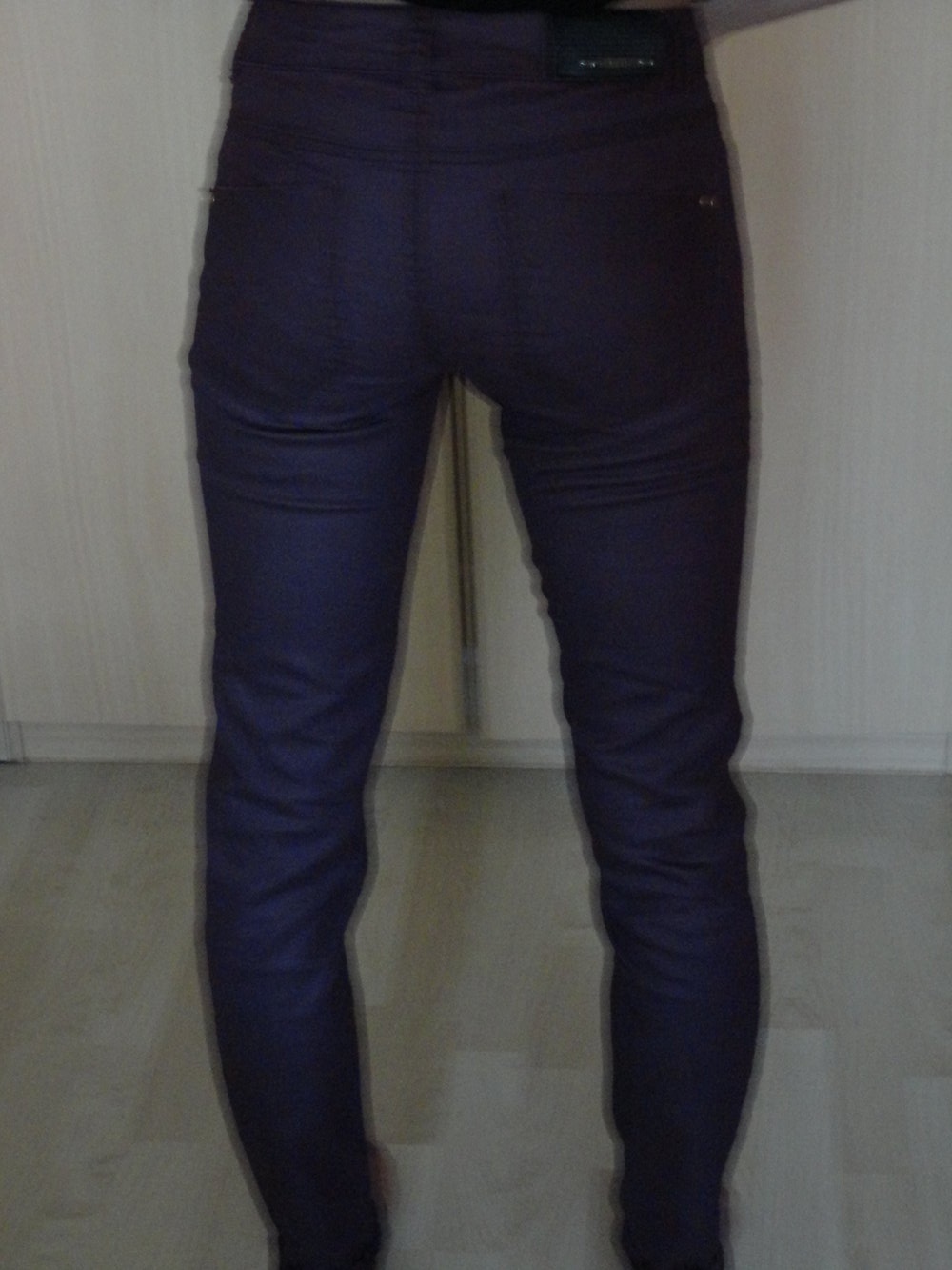 bordeaux-farbene Lederhose mit goldenen Reißverschlüssen