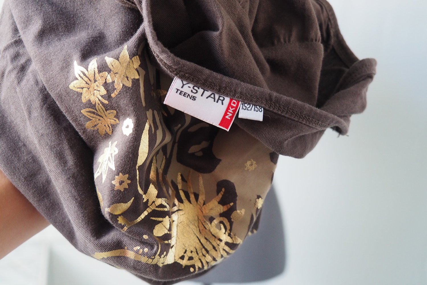 Braunes Tanktop mit goldenem Aufdruck 152/158