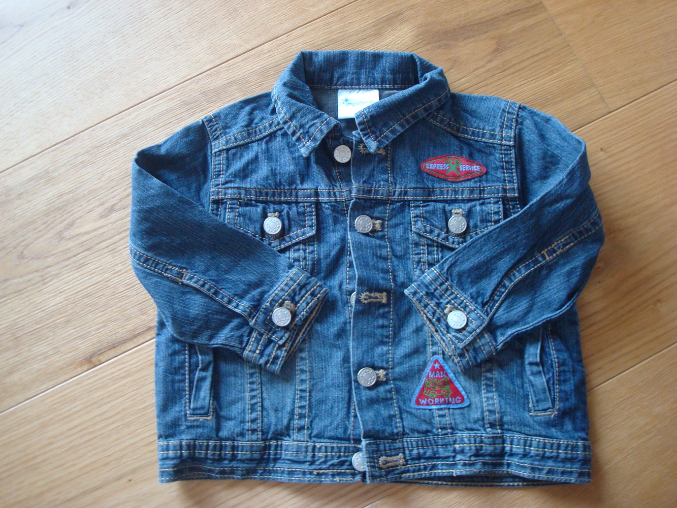 süße Jeansjacke für kleine Jungs