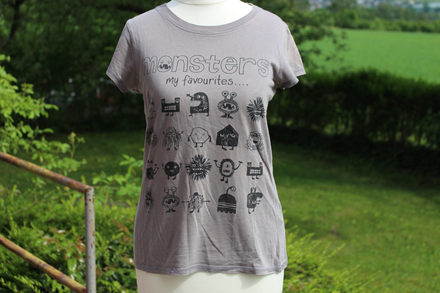 graues T-shirt mit Monster-Aufdruck