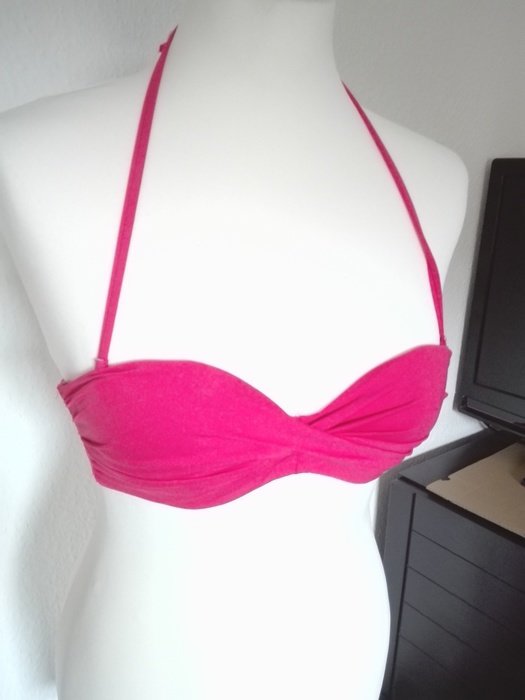 Korall-farbiges Bikinioberteil mit goldenen Details