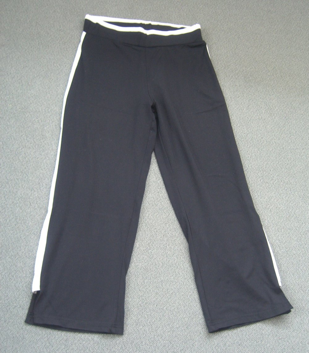 Schwarze Sporthose mit weißem Streifen