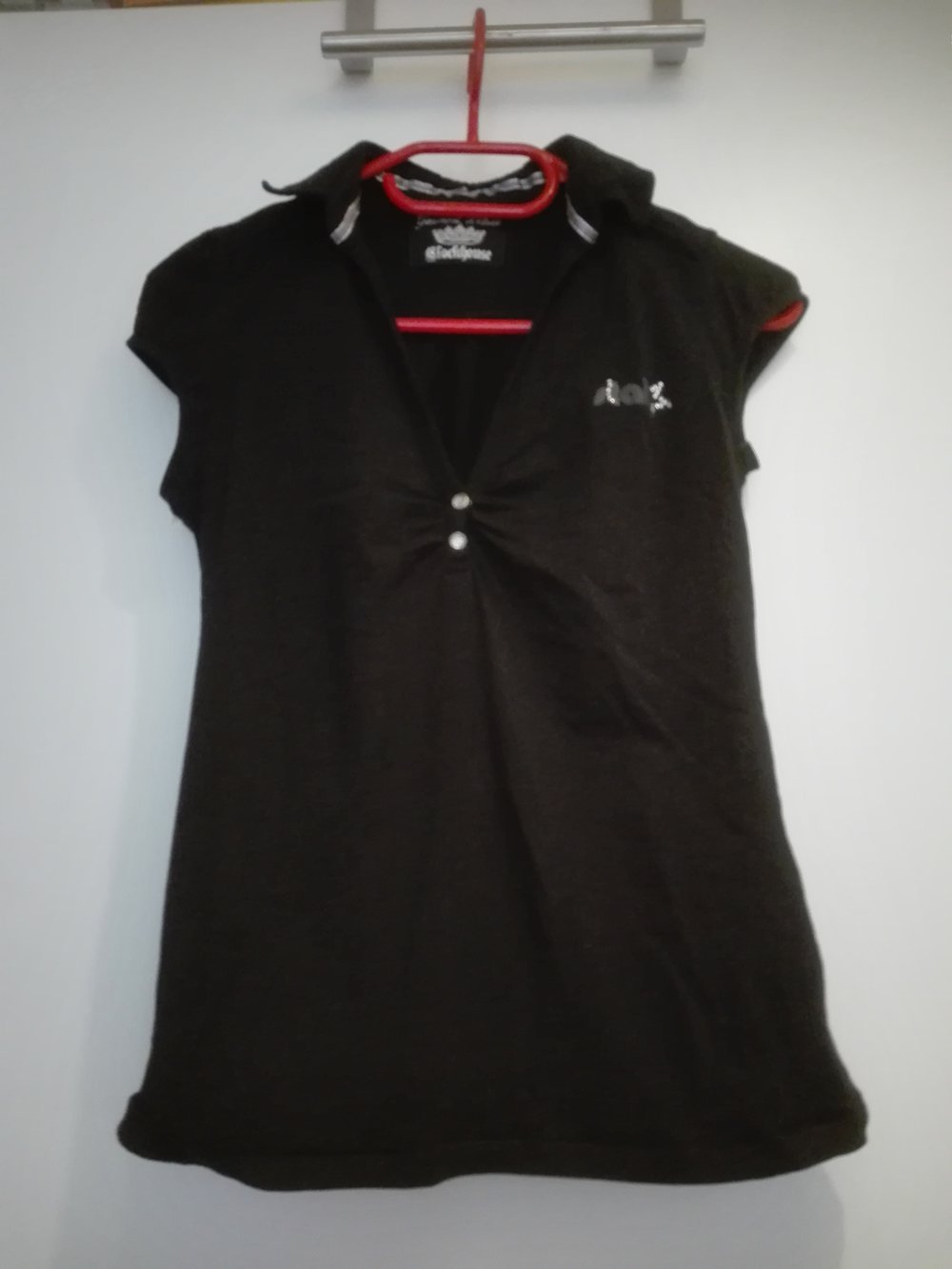 Schwarzes Poloshirt mit Glitzersteinen