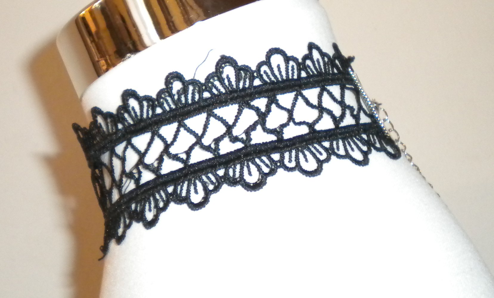 schwarzer breiter Choker aus Spitze mit Rauten u. Blumen, Spitzenchoker, Blumenchoker