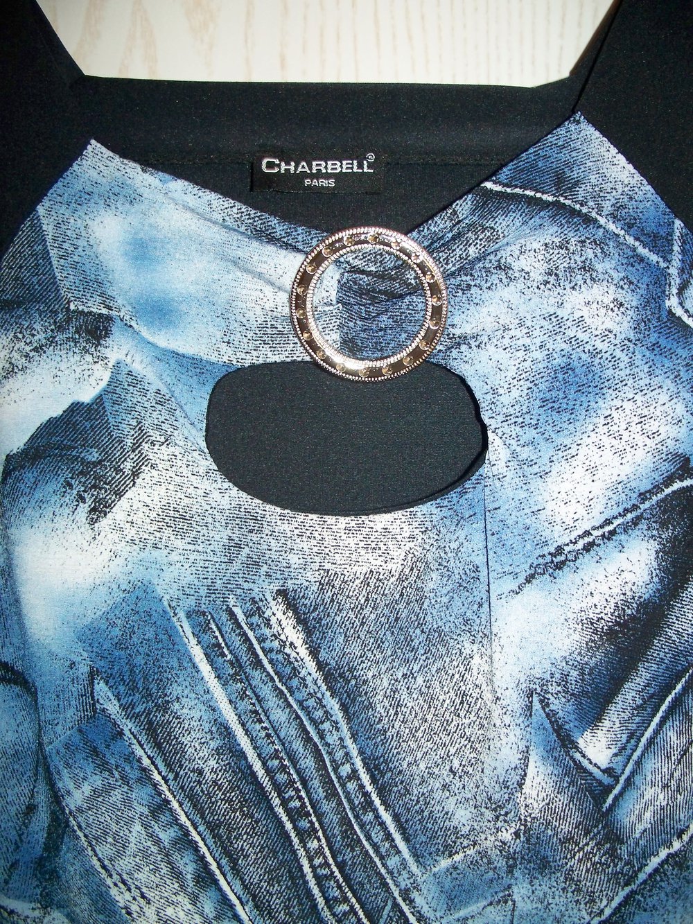 Retro-Shirt in blau-schwarz mit sexy Cut-Out vorne