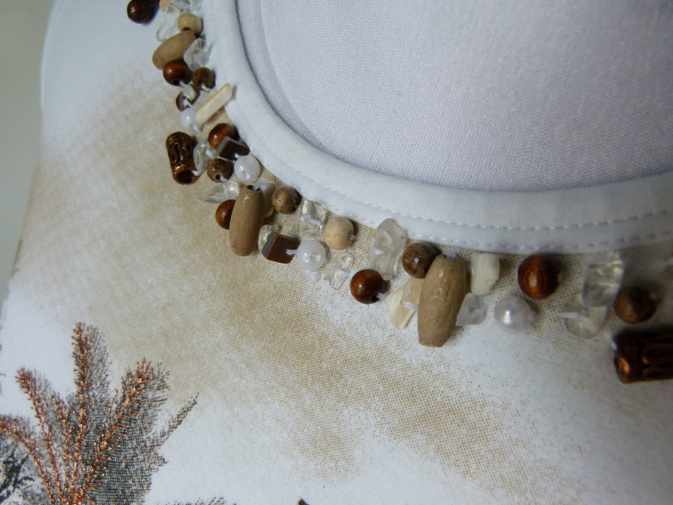 Top mit Vintage-Motiv und Perlen Verzierung, weiß braun sepia, Boho Mori Sommer Goa Festival