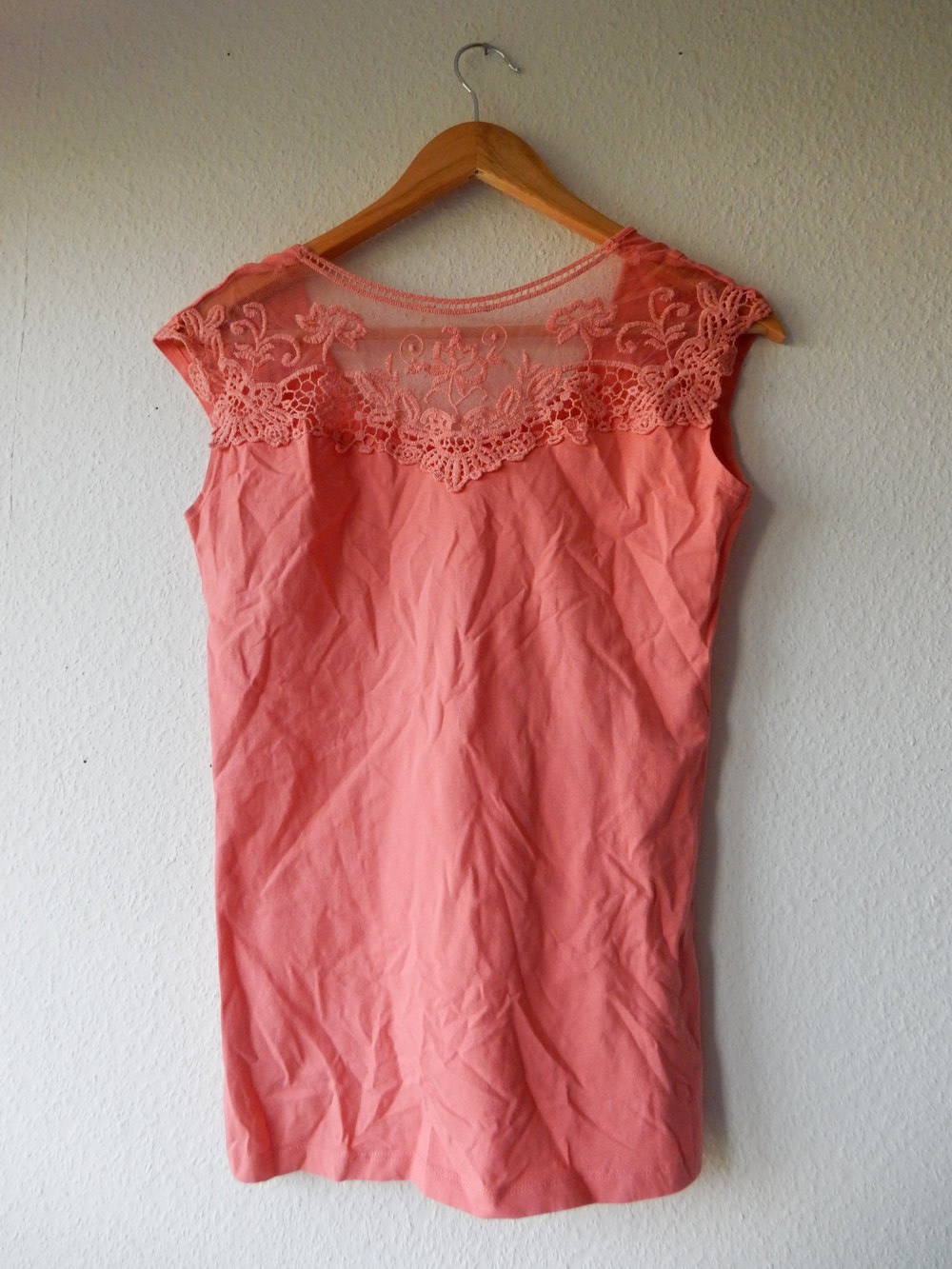 lachsfarbenes Shirt mit Spitze am Rücken