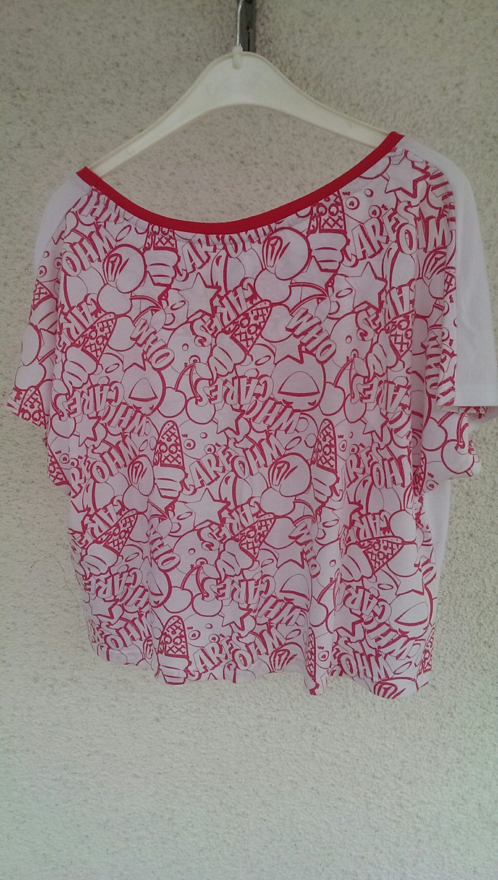 Lockeres rot-weißes T-Shirt mit Tasche