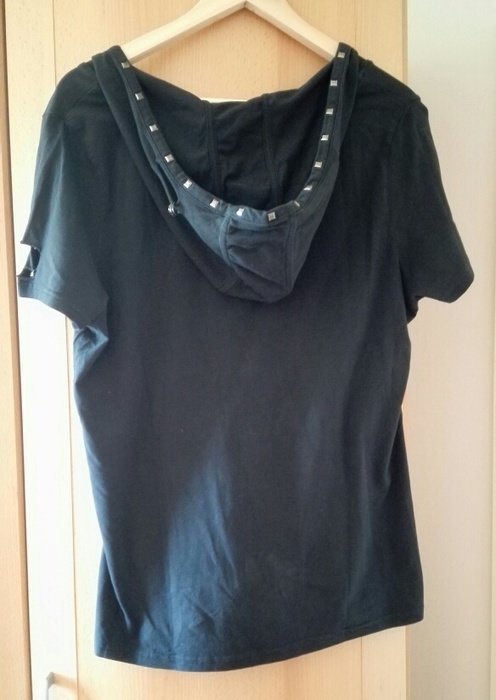 Schwarzes Shirt mit Nieten, Größe 44/46