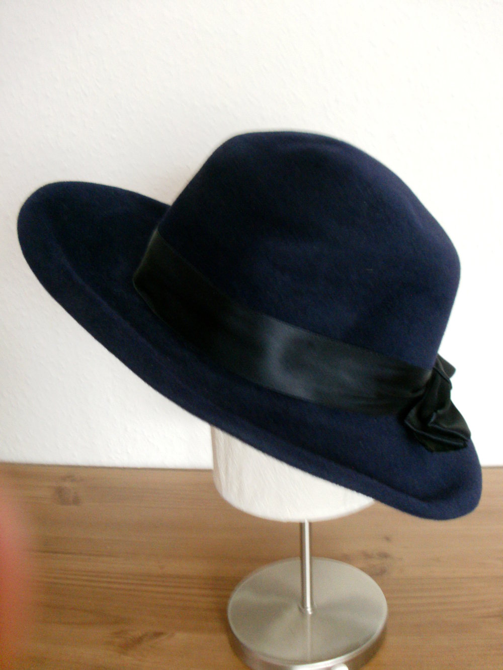 Filzhut in marineblau