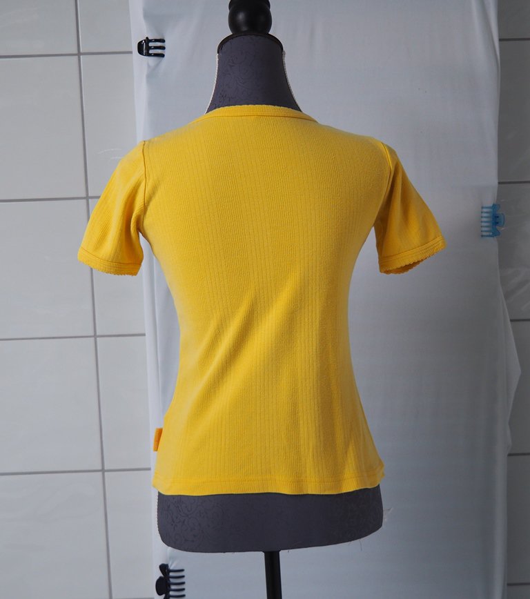 Gelbes T-Shirt mit Streifen