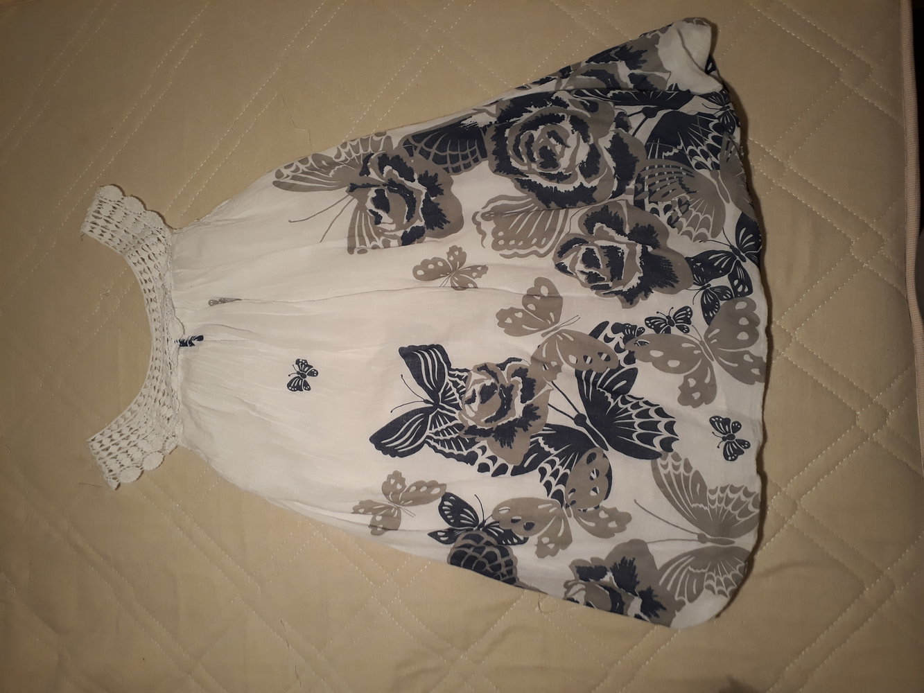 niedliches Top mit Schmetterlingen