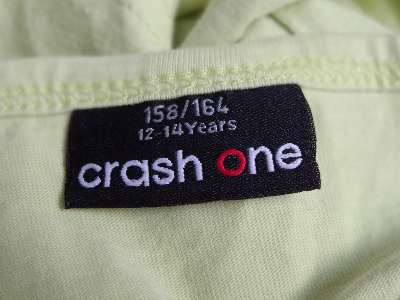 Grünes T-Shirt mit Leinenturnschuhen Gr. 158/ 164