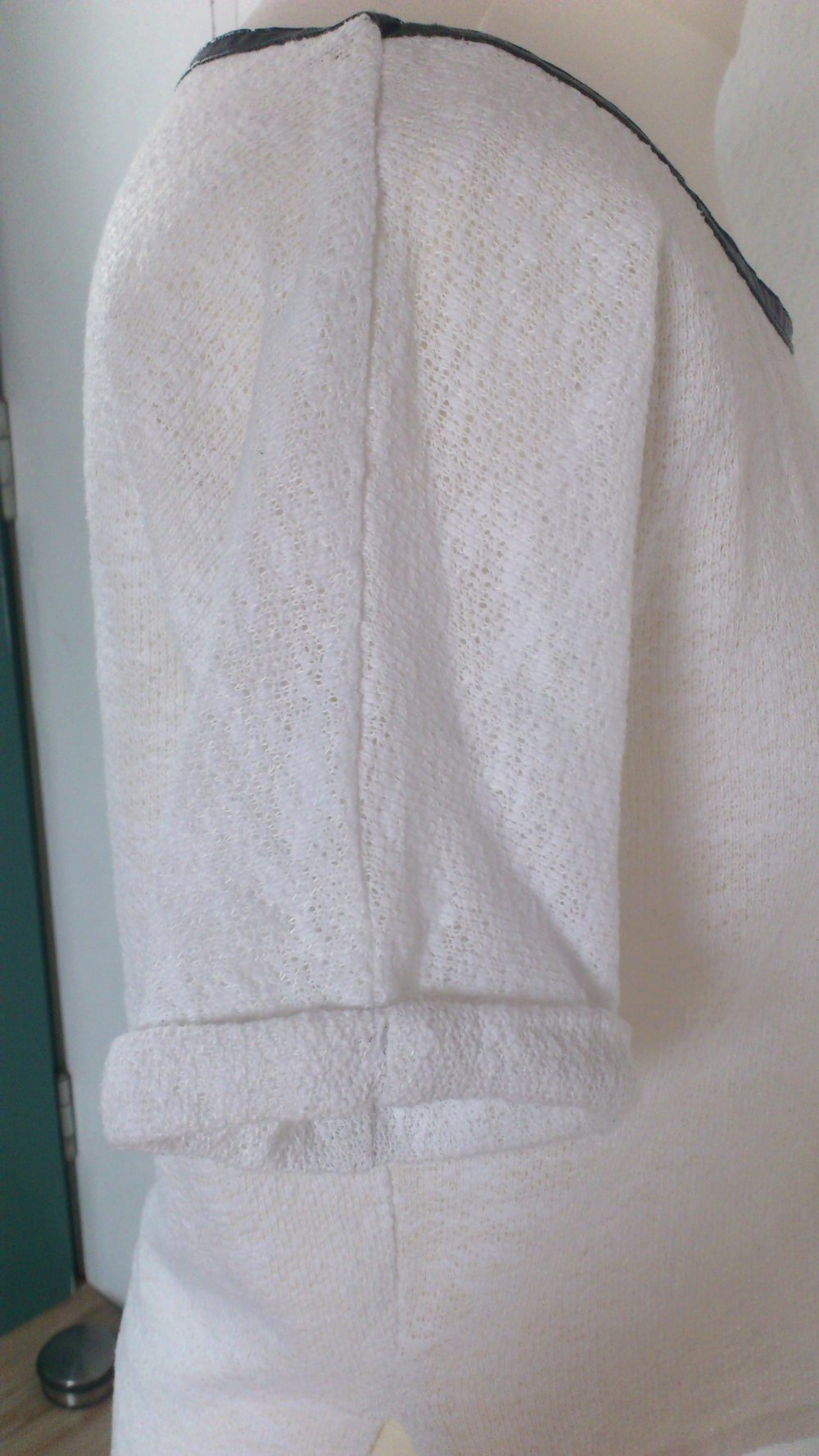 Weißes Oversize-T-Shirt mit Kunstleder / Fakerleder Kragen Größe XS S