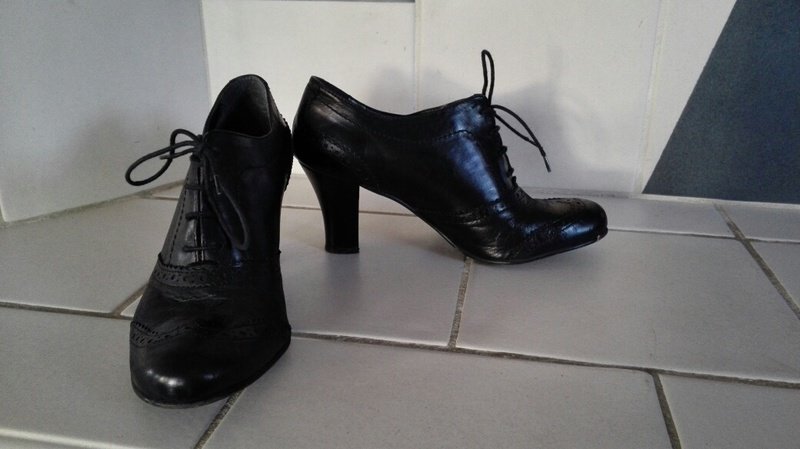 Geschnürte Pumps, Größe 39