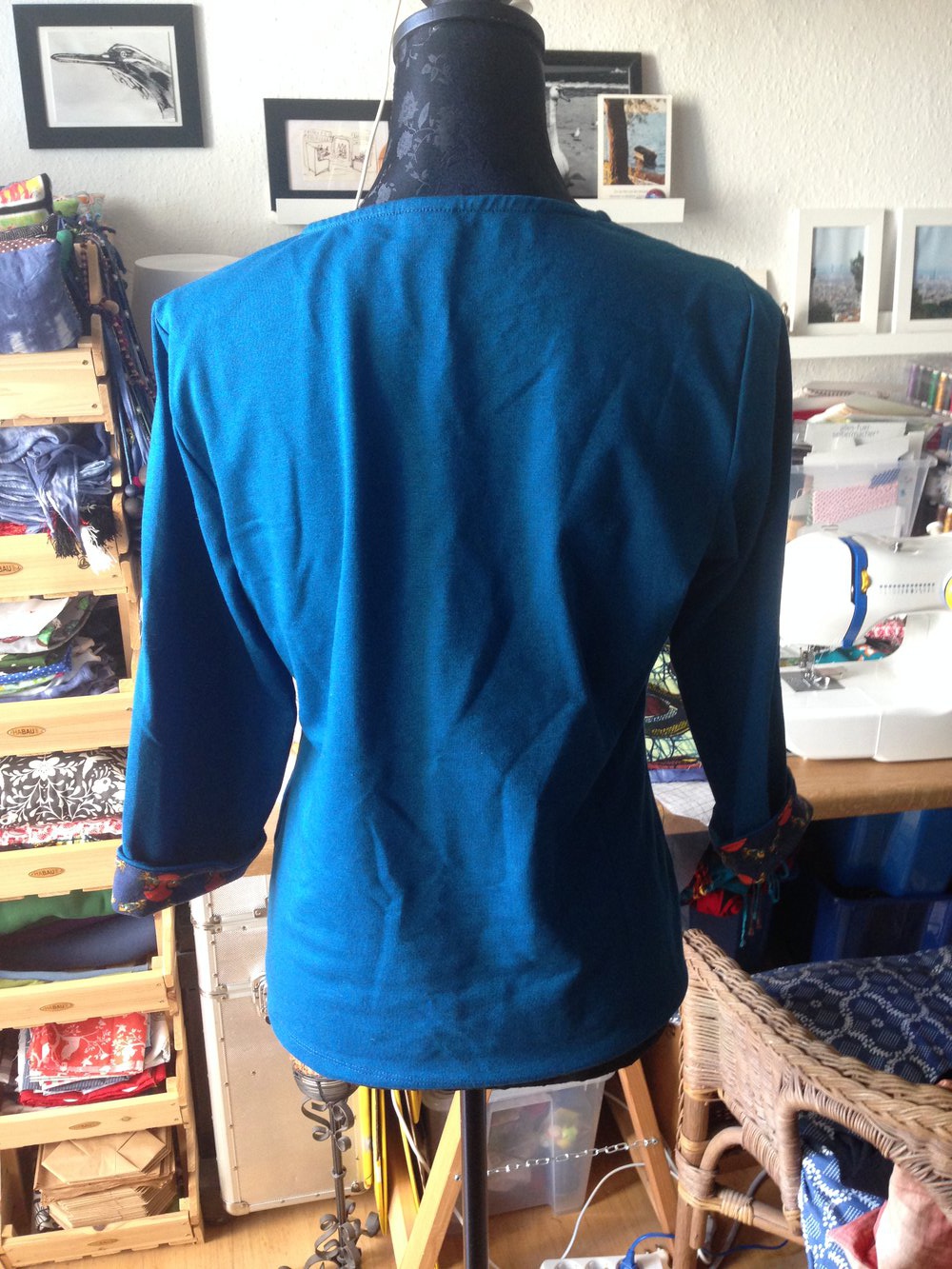 blaues Shirt mit krempel Ärmeln von Who that Girl