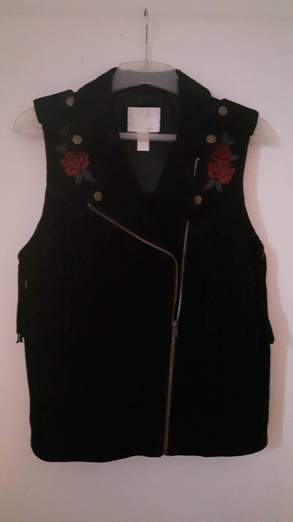 Romantische Wildlederweste mit Rosenstickerei