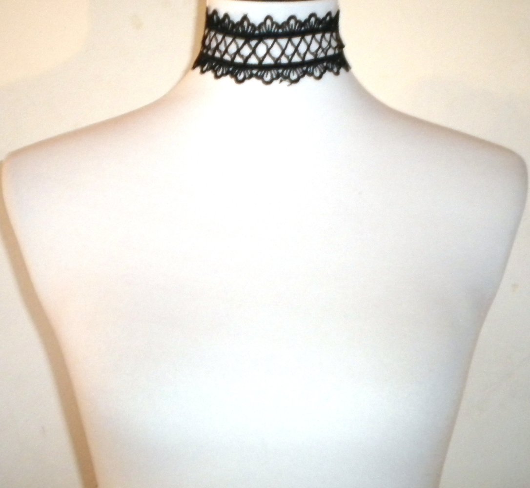 schwarzer breiter Choker aus Spitze mit Rauten u. Blumen, Spitzenchoker, Blumenchoker