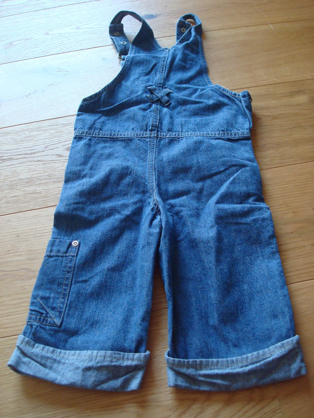 süße Latzjeans für Jungen