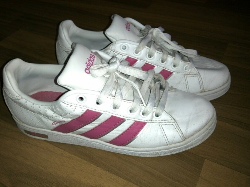 Weiß-pinke Adidas Schuhe
